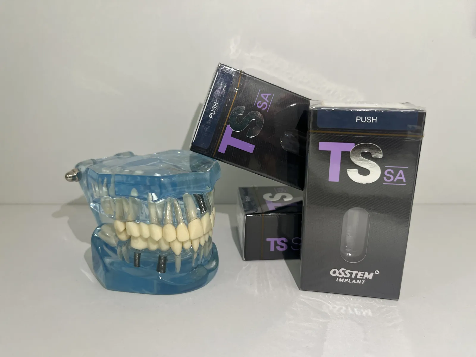 Імпланти Osstem у упаковці та модель щелепи в ArSi Dental