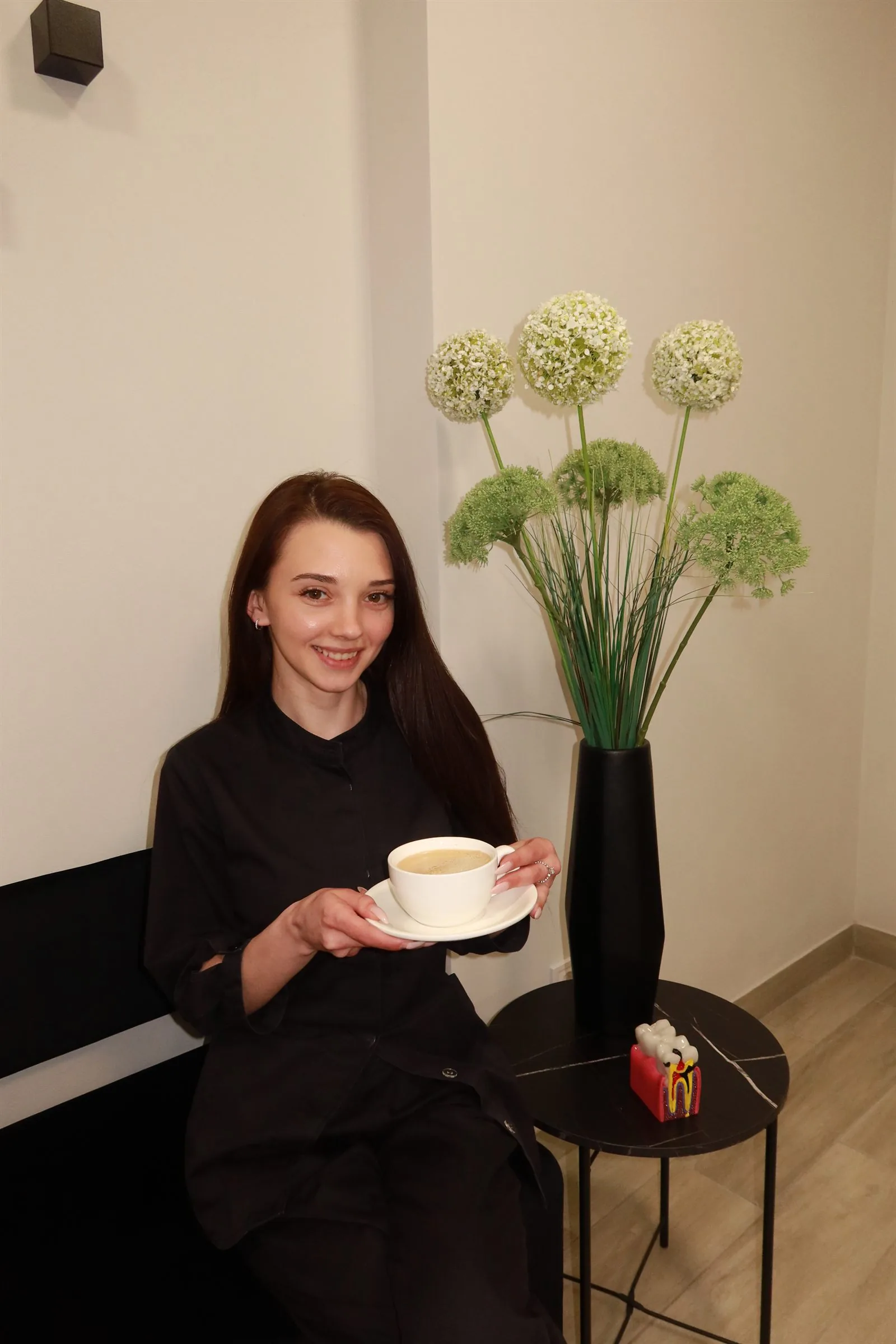 Адміністратор ArSi Dental із кавою